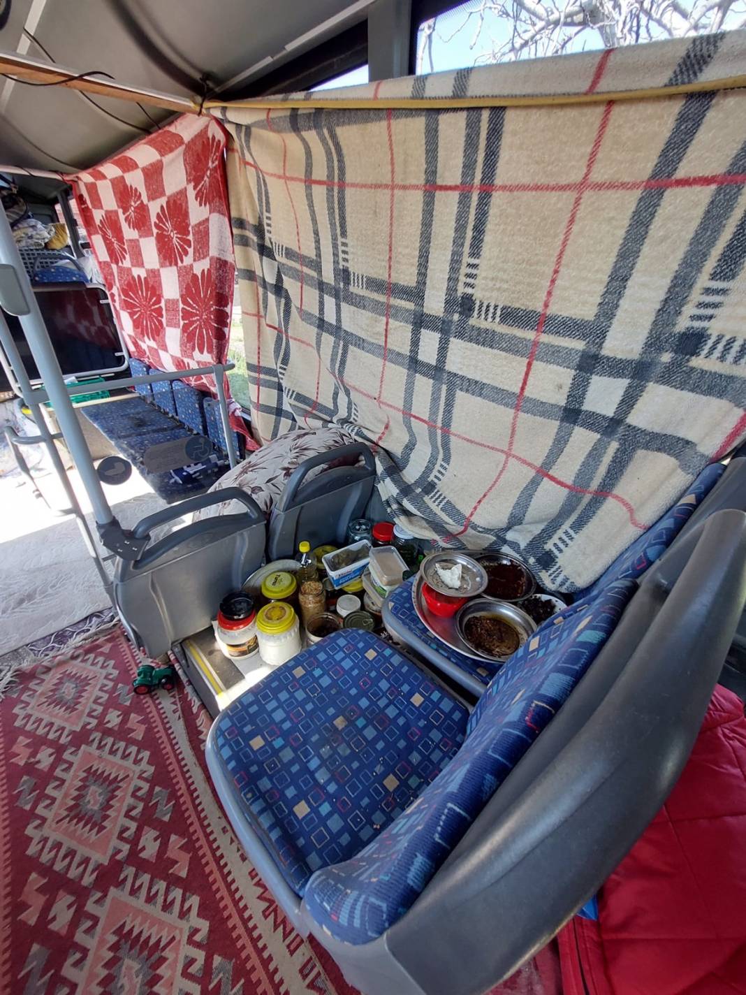 Depremde evleri ağır hasar alınca bu çözümü buldular... Görenlere tebessüm ettirdi 9